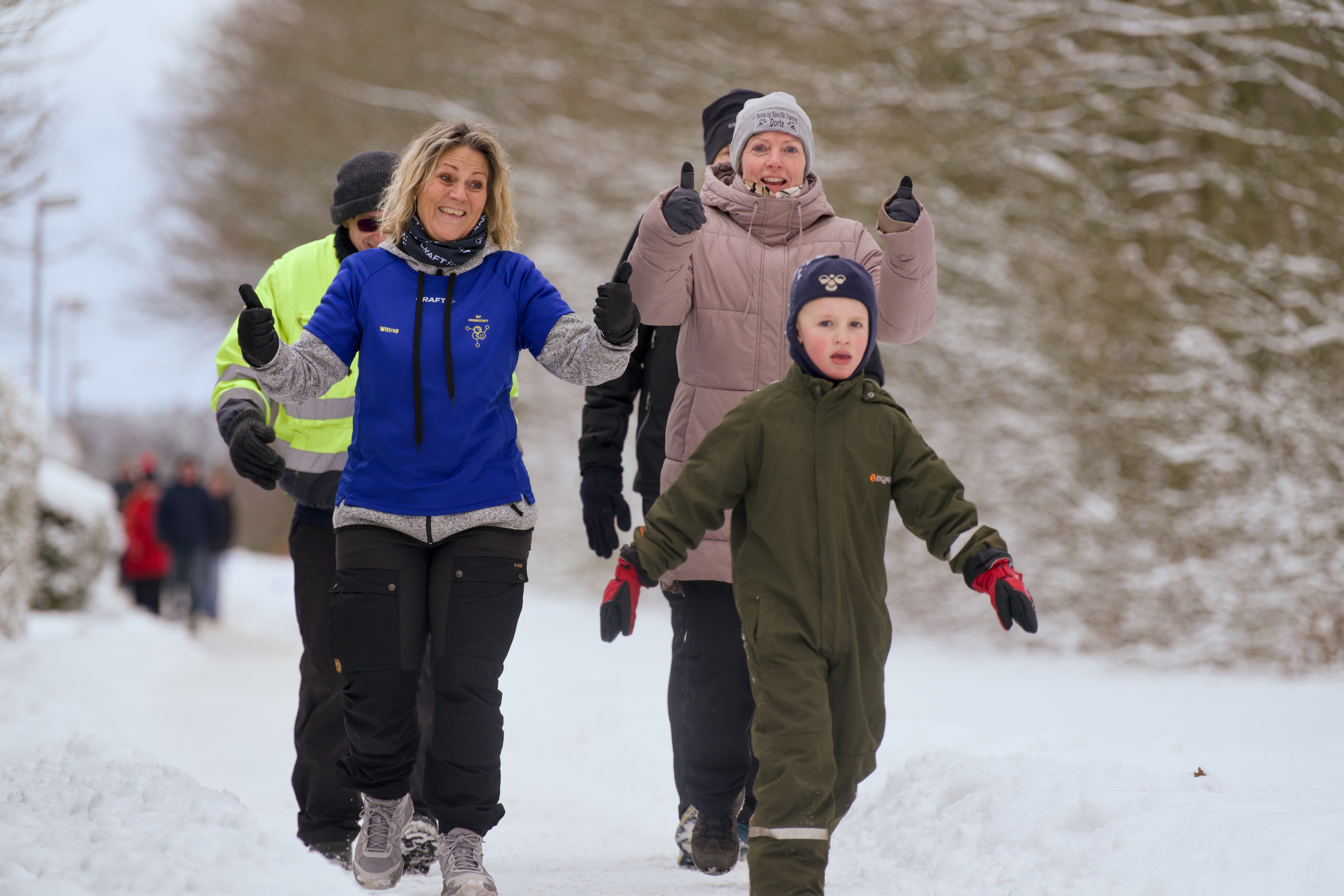 Glade ansigter på ruten